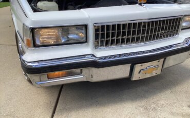 Chevrolet-Caprice-classic-brougham-sedan-1989-White-Blue-12