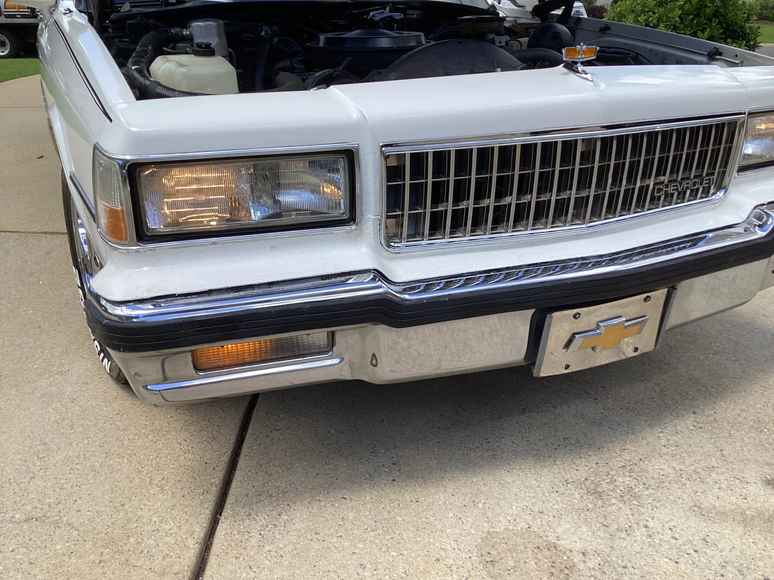 Chevrolet-Caprice-classic-brougham-sedan-1989-White-Blue-12