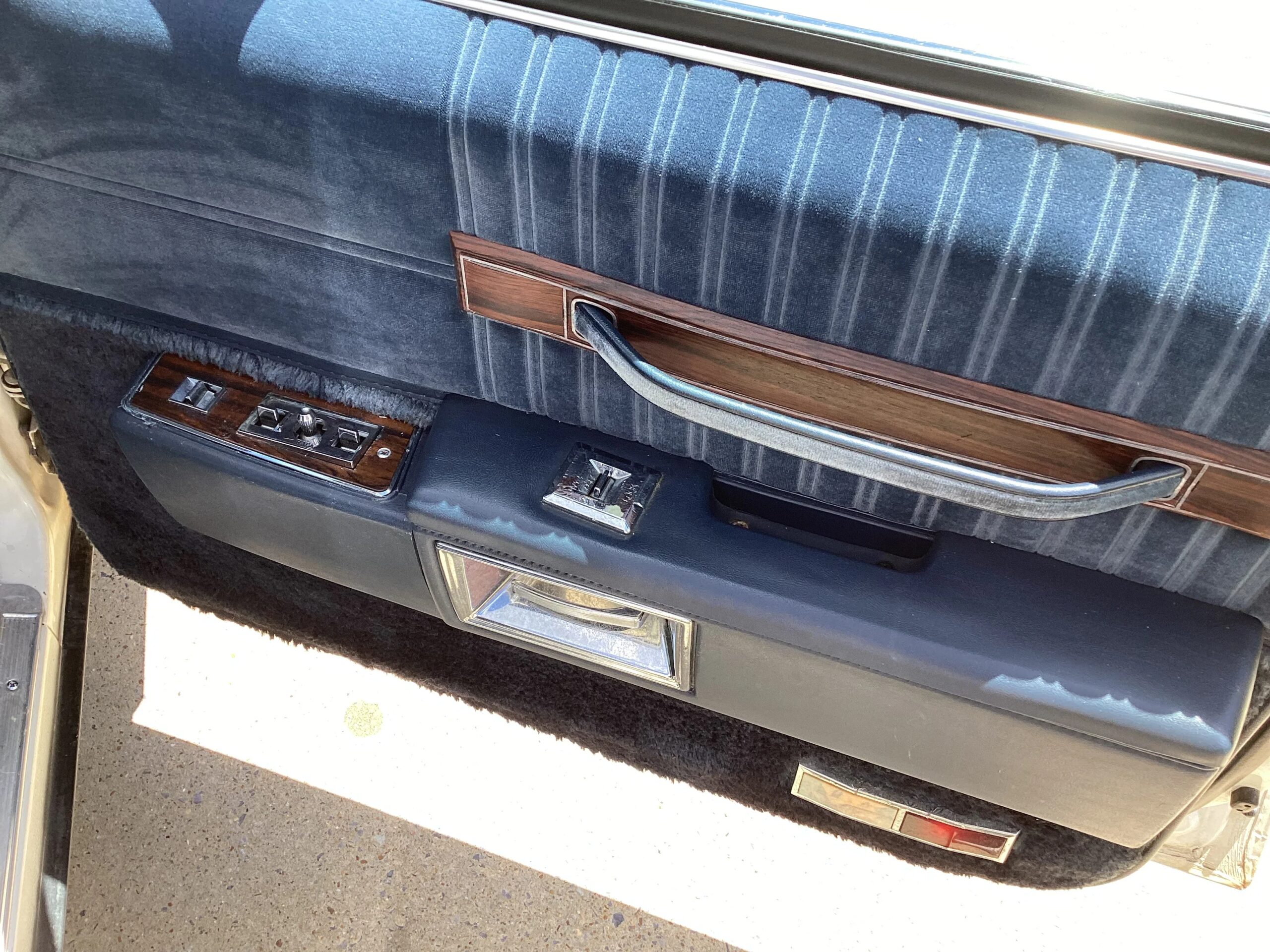 Chevrolet-Caprice-classic-brougham-sedan-1989-White-Blue-16