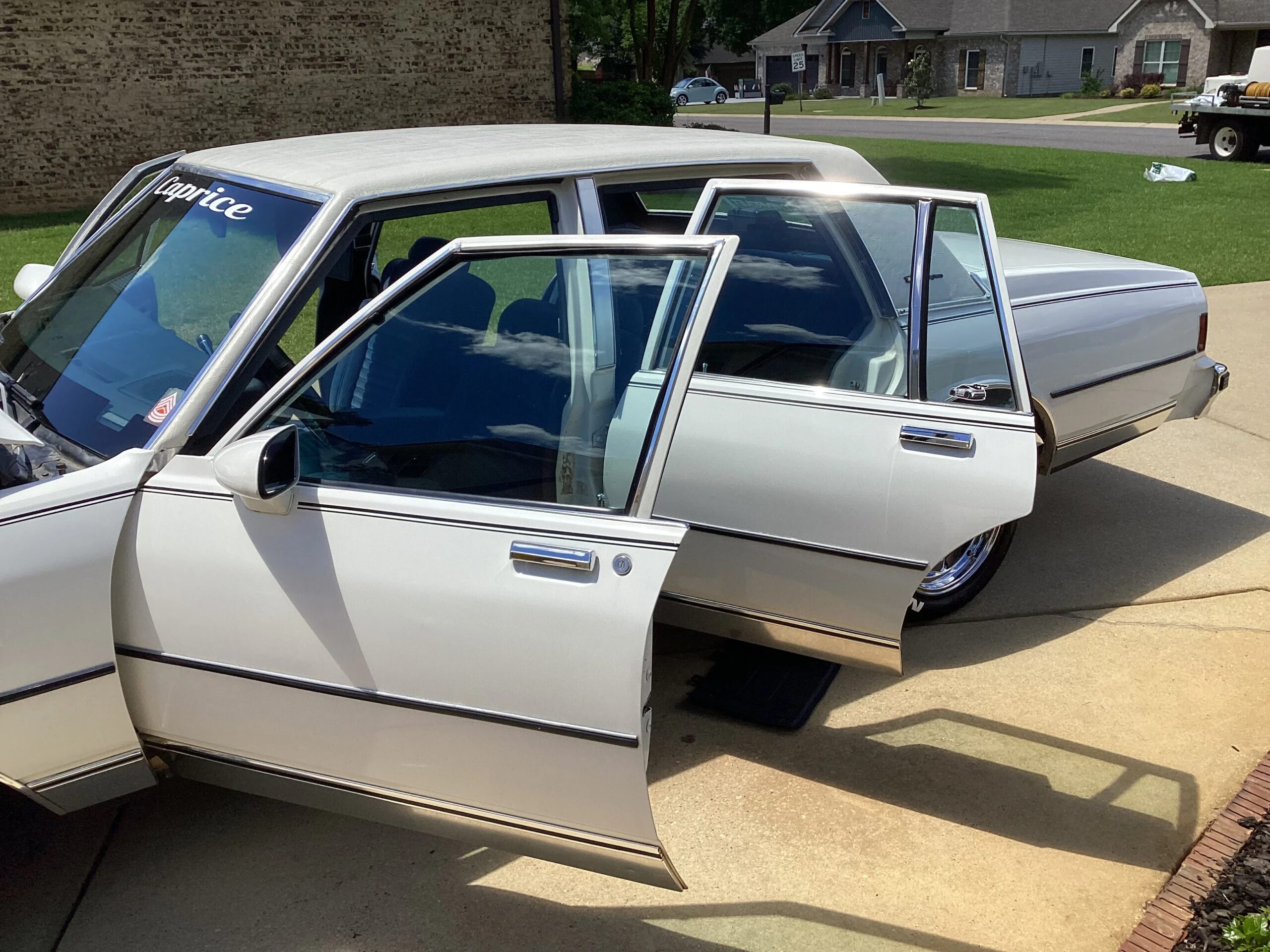 Chevrolet-Caprice-classic-brougham-sedan-1989-White-Blue-30