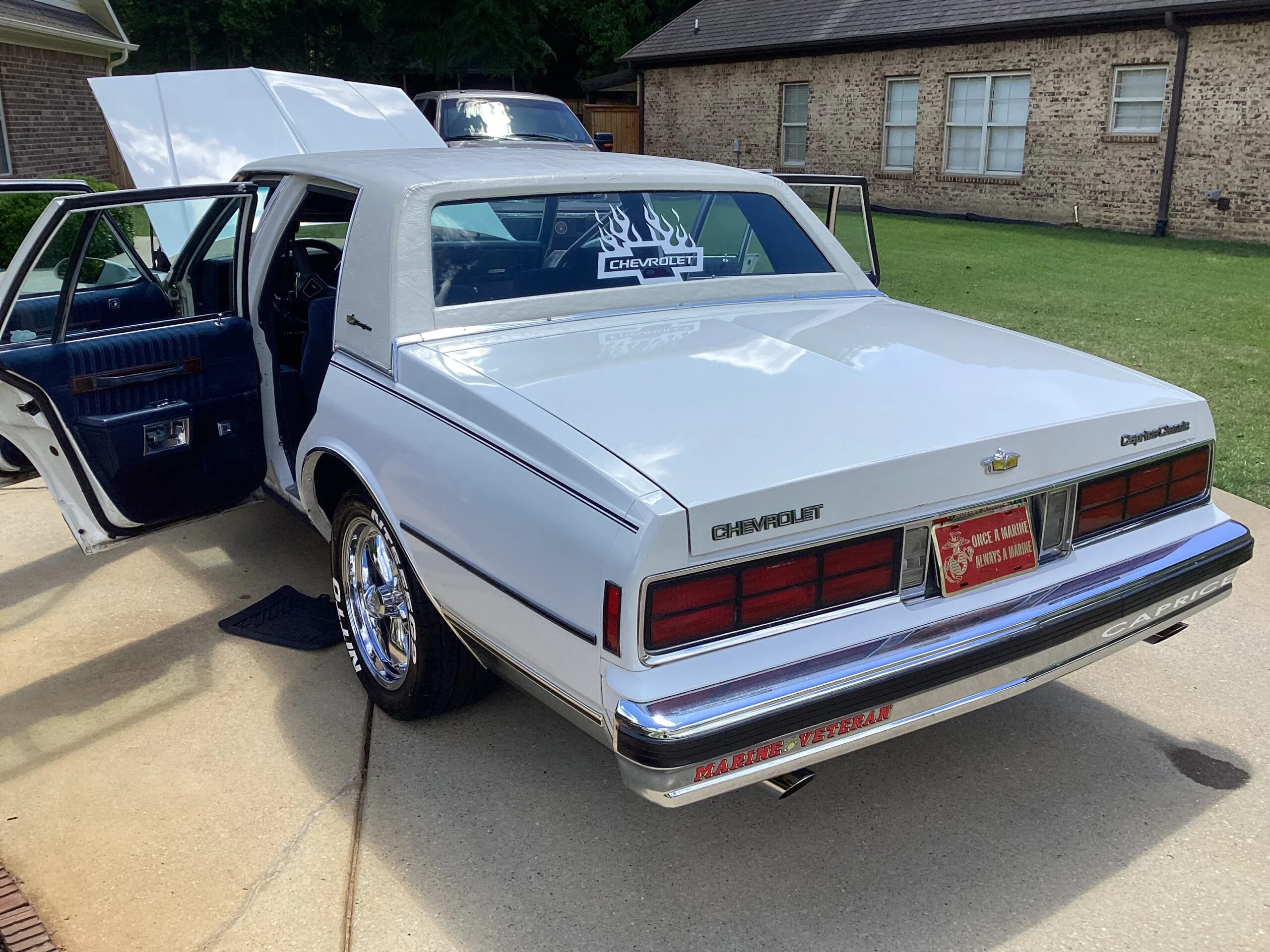 Chevrolet-Caprice-classic-brougham-sedan-1989-White-Blue-31