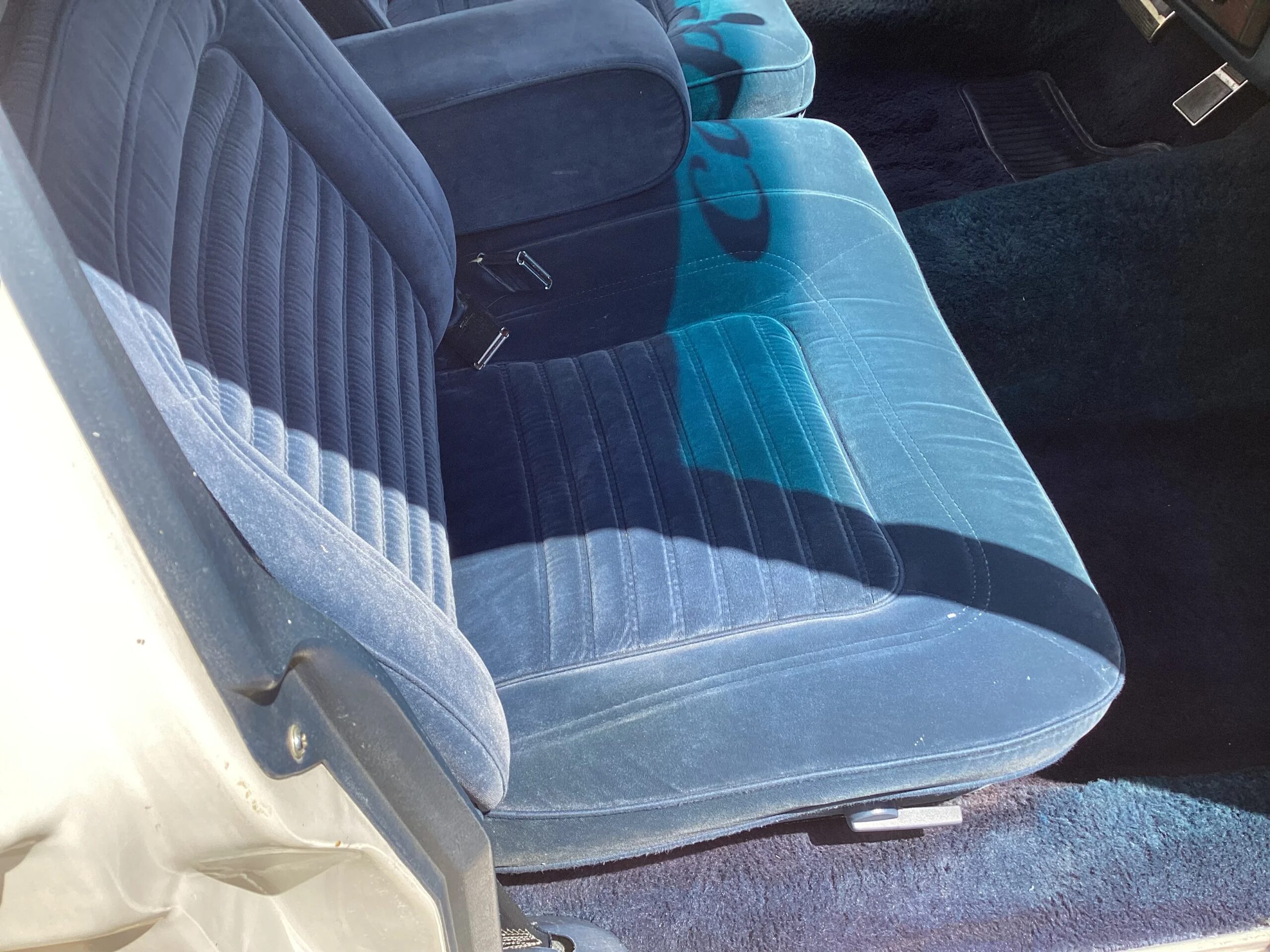 Chevrolet-Caprice-classic-brougham-sedan-1989-White-Blue-32