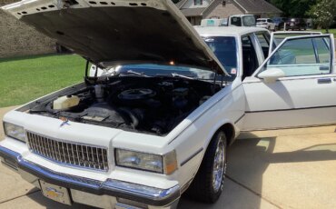 Chevrolet-Caprice-classic-brougham-sedan-1989-White-Blue-8