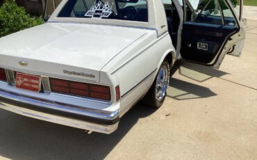 Chevrolet-Caprice-classic-brougham-sedan-1989-White-Blue-9