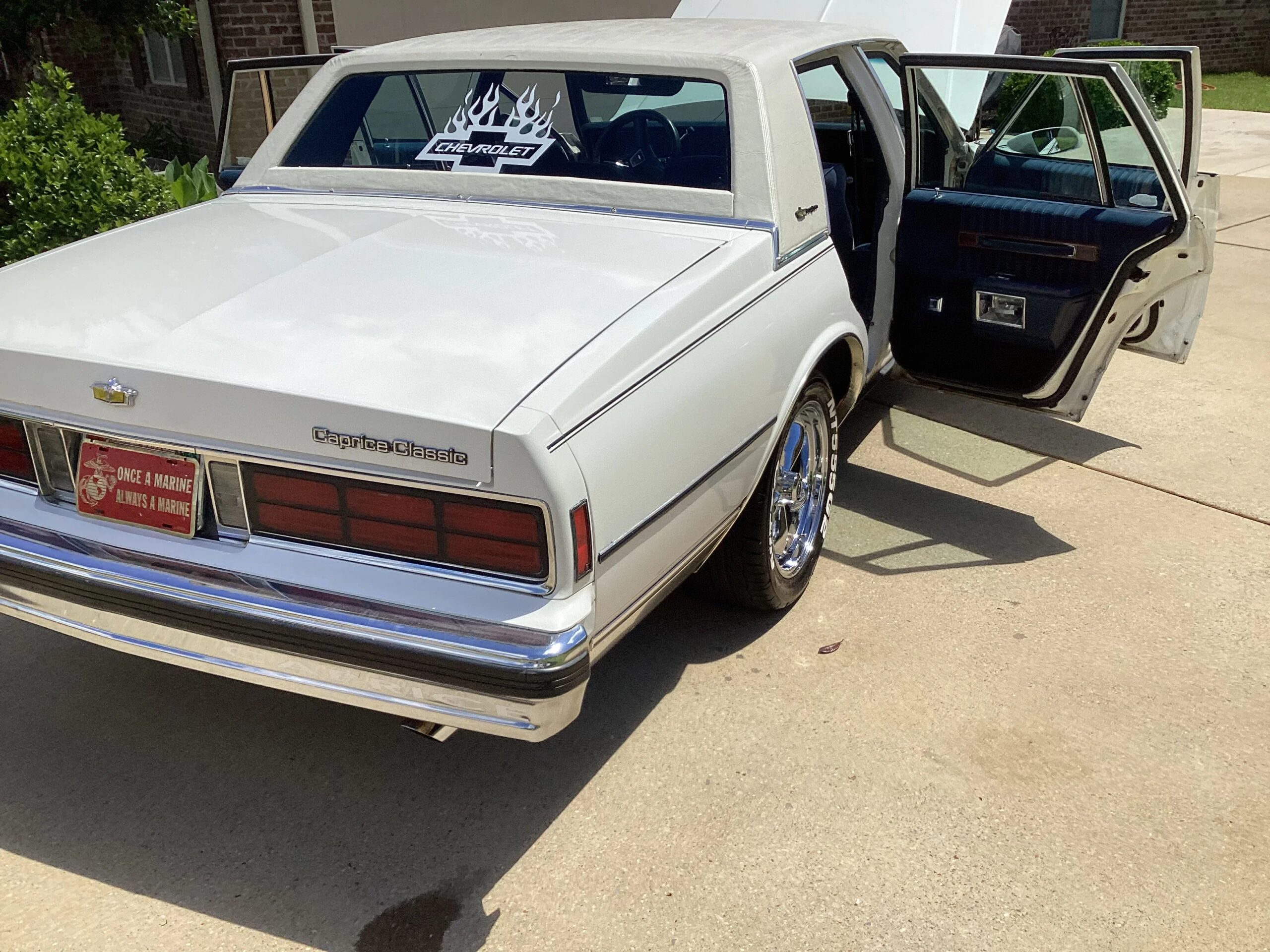 Chevrolet-Caprice-classic-brougham-sedan-1989-White-Blue-9
