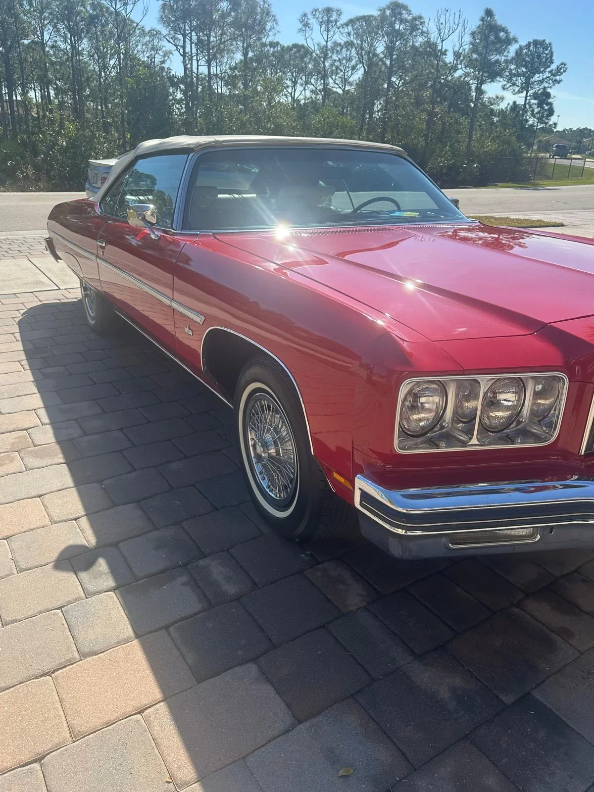 Chevrolet-Caprice-classic-coupe-1975-Red-White-3