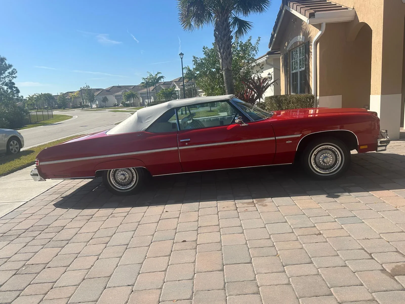 Chevrolet-Caprice-classic-coupe-1975-Red-White-4