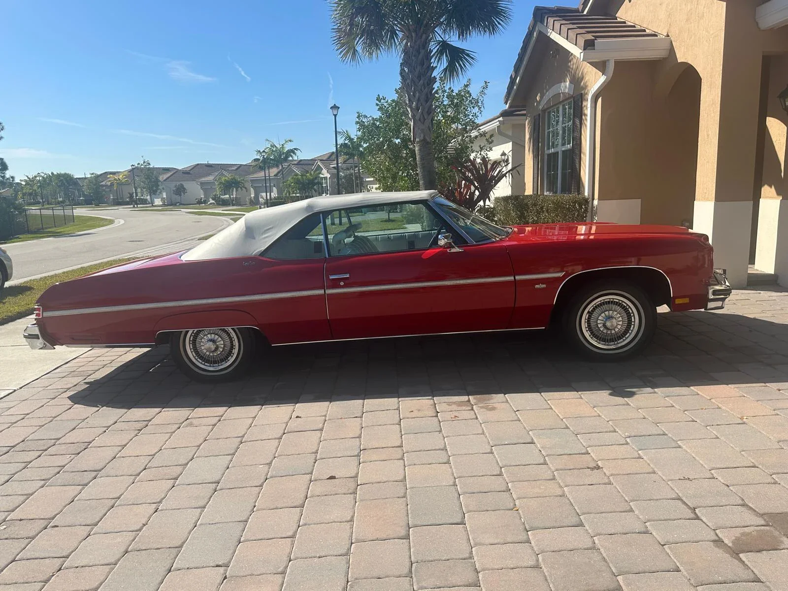 Chevrolet-Caprice-classic-coupe-1975-Red-White-5