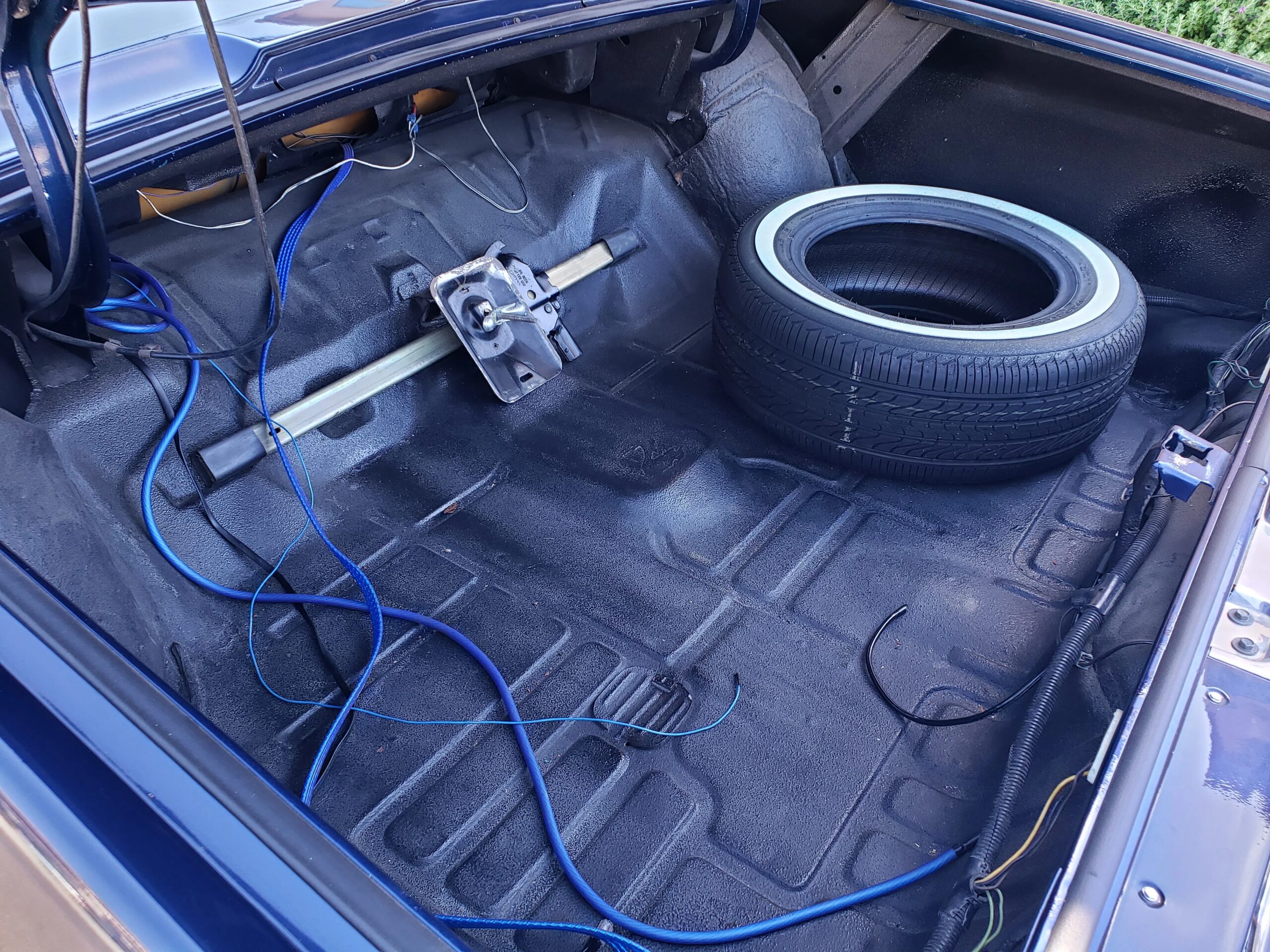 Chevrolet-Caprice-classic-coupe-1976-Blue-Blue-12