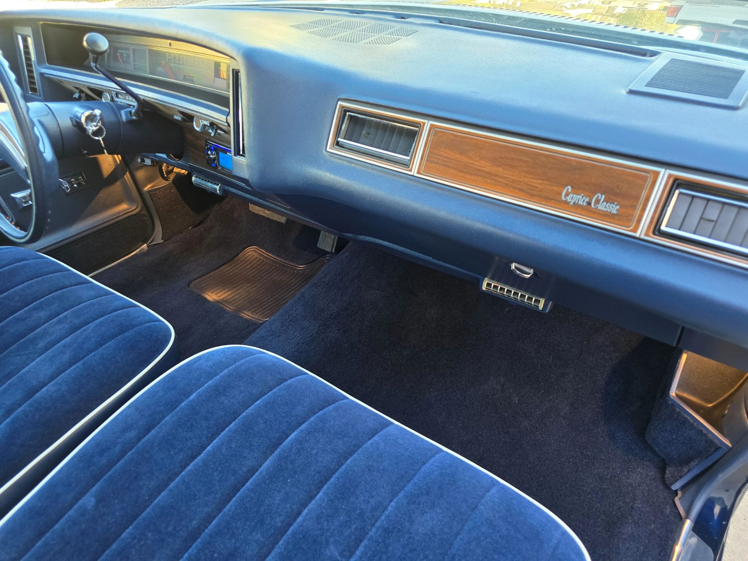 Chevrolet-Caprice-classic-coupe-1976-Blue-Blue-16