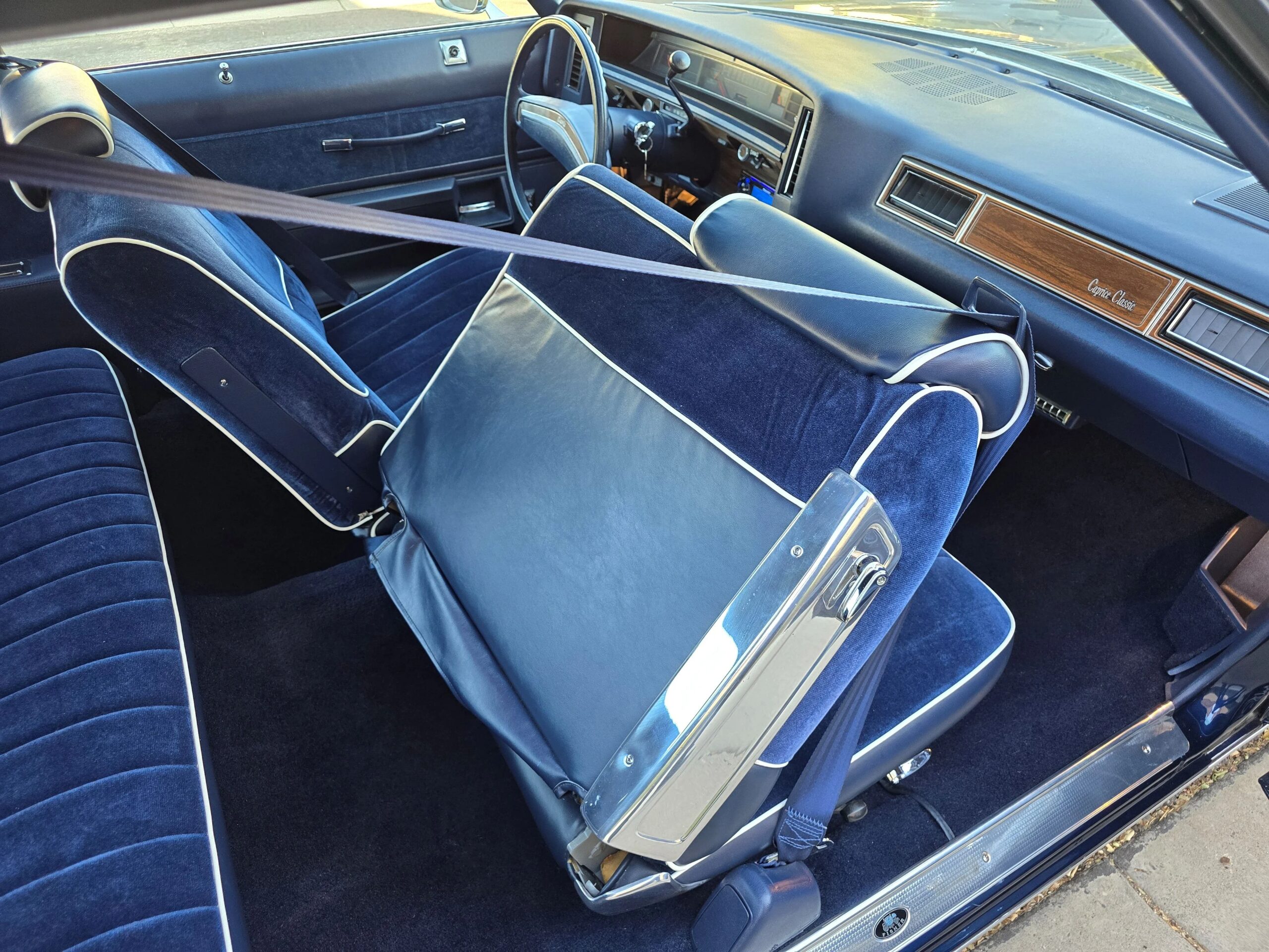 Chevrolet-Caprice-classic-coupe-1976-Blue-Blue-17