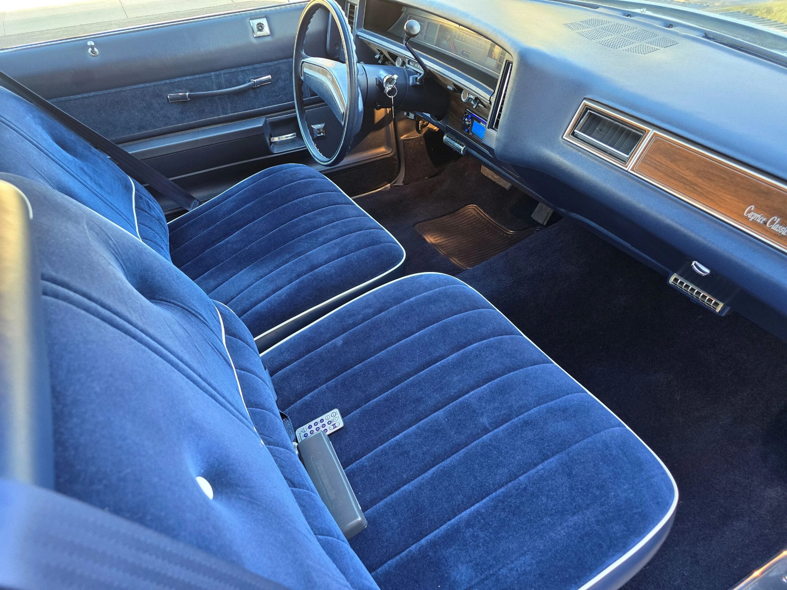 Chevrolet-Caprice-classic-coupe-1976-Blue-Blue-4