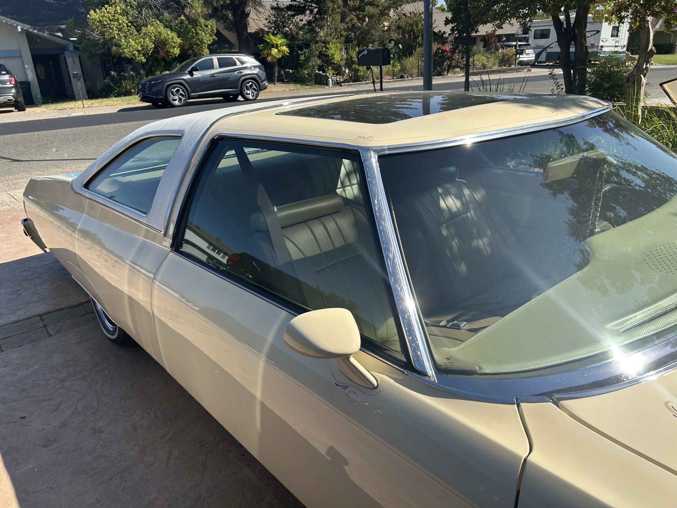 Chevrolet-Caprice-classic-coupe-1976-Yellow-Beige-18