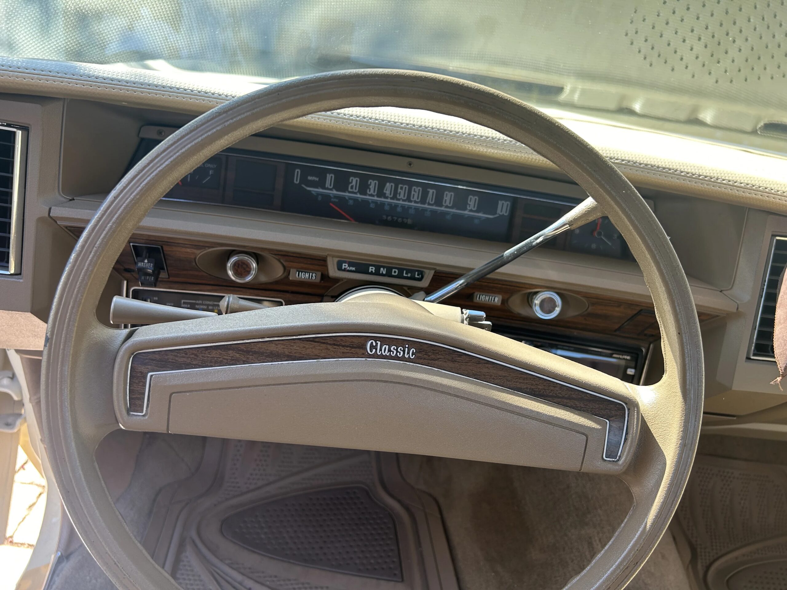 Chevrolet-Caprice-classic-coupe-1976-Yellow-Beige-21