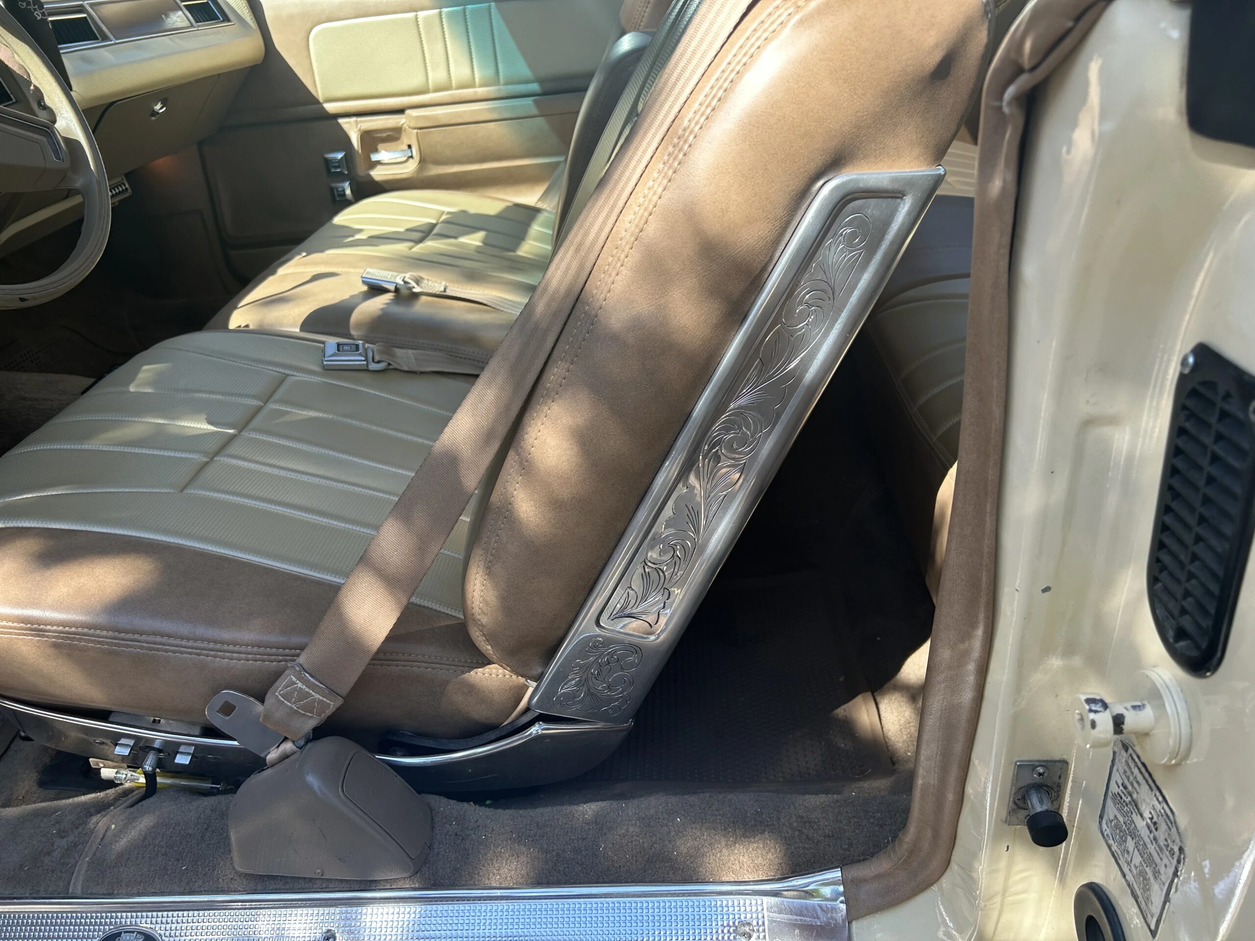 Chevrolet-Caprice-classic-coupe-1976-Yellow-Beige-24