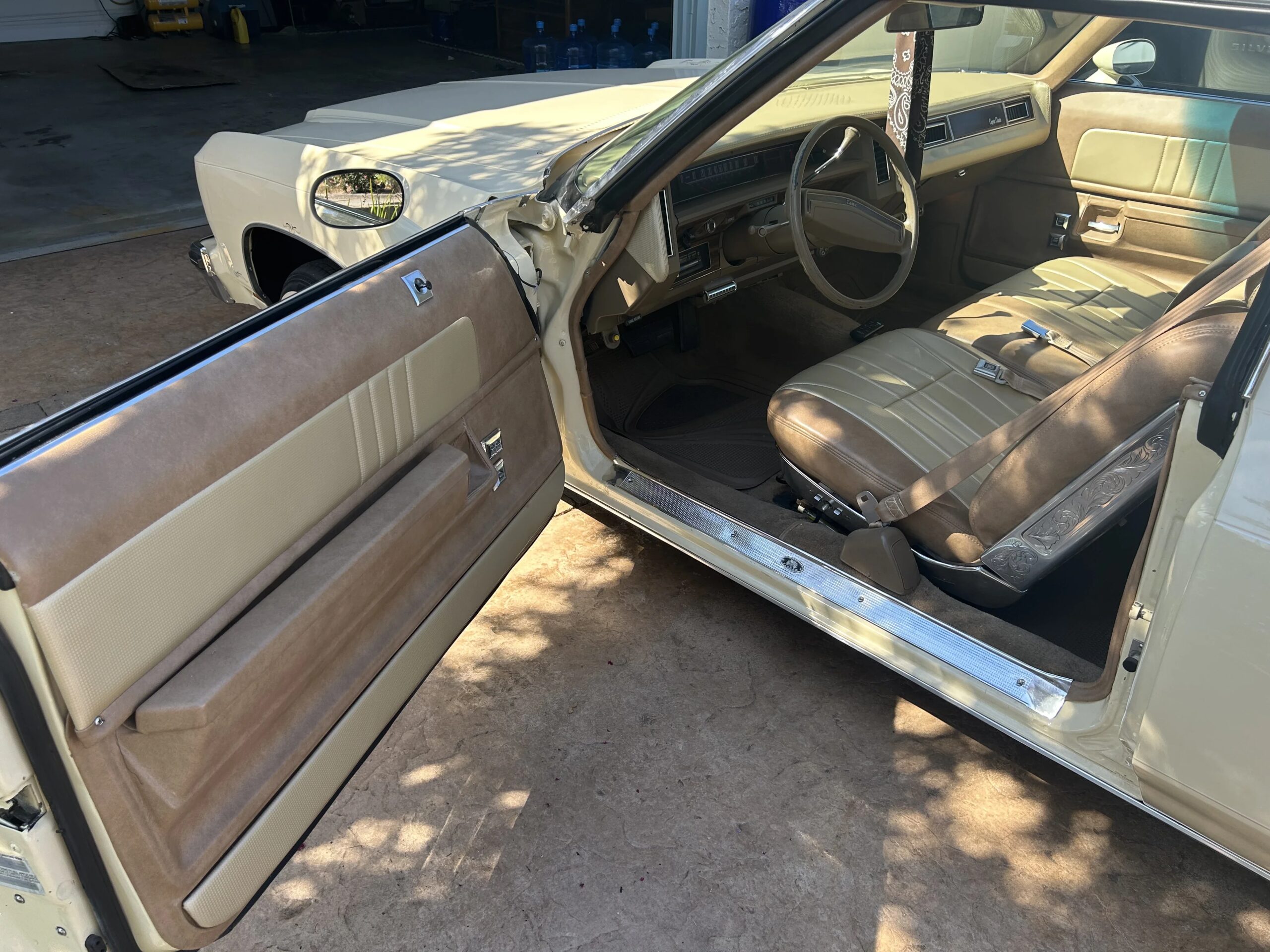 Chevrolet-Caprice-classic-coupe-1976-Yellow-Beige-25