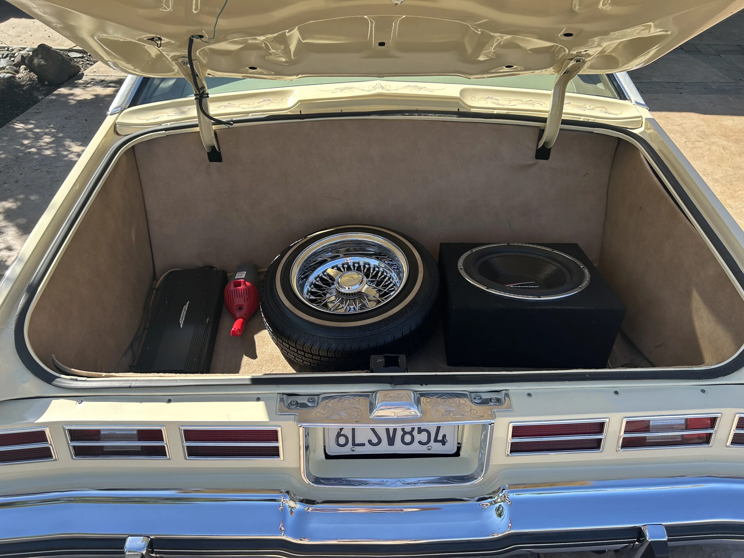 Chevrolet-Caprice-classic-coupe-1976-Yellow-Beige-4