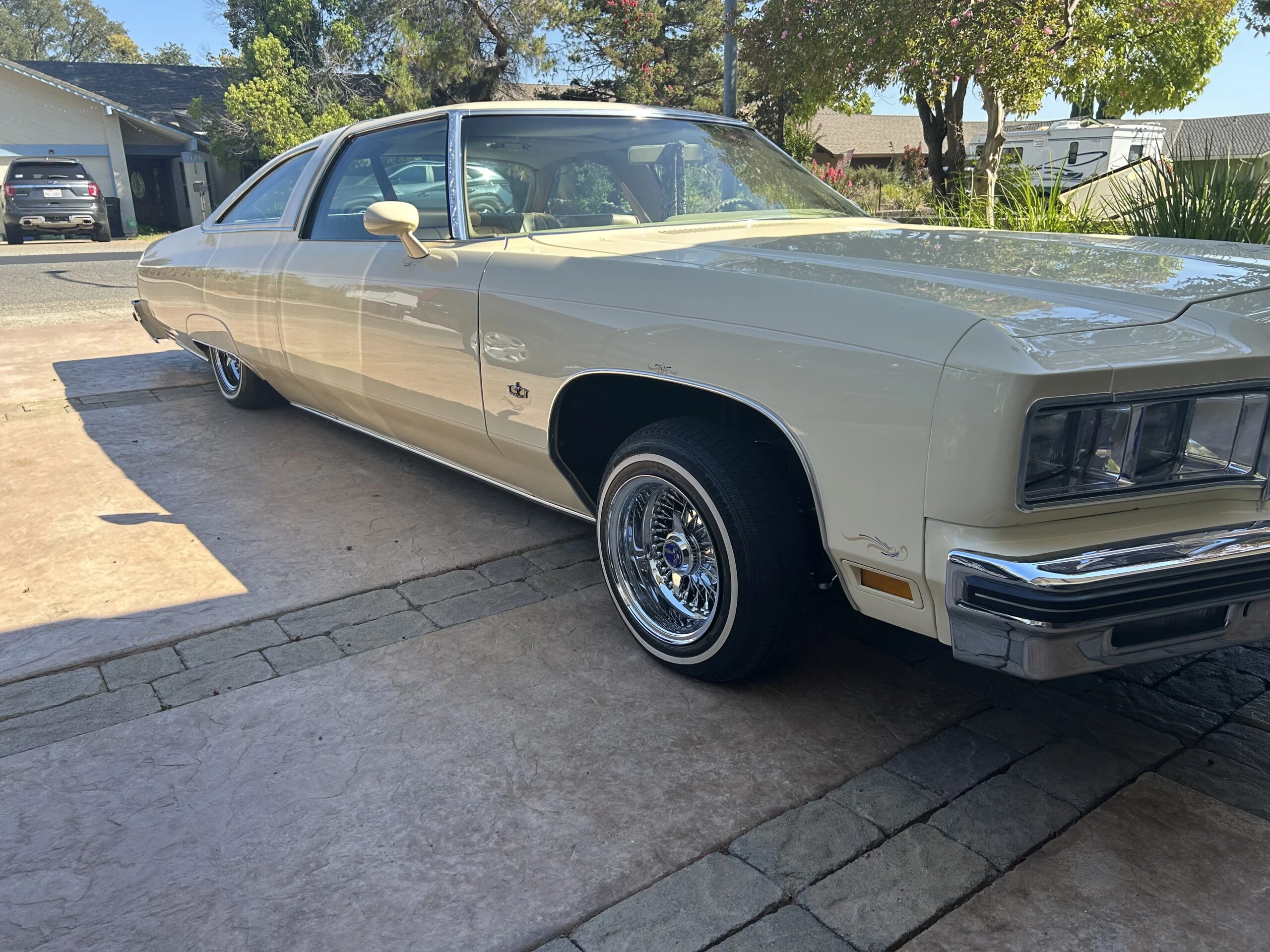 Chevrolet-Caprice-classic-coupe-1976-Yellow-Beige