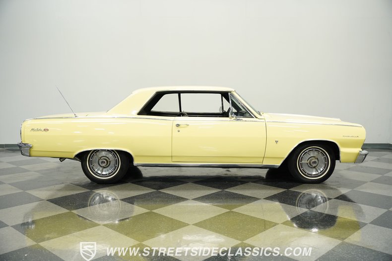 Chevrolet-Chevelle-1964-Butternut-Yellow-Black-17