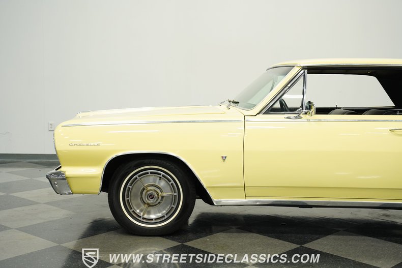 Chevrolet-Chevelle-1964-Butternut-Yellow-Black-25