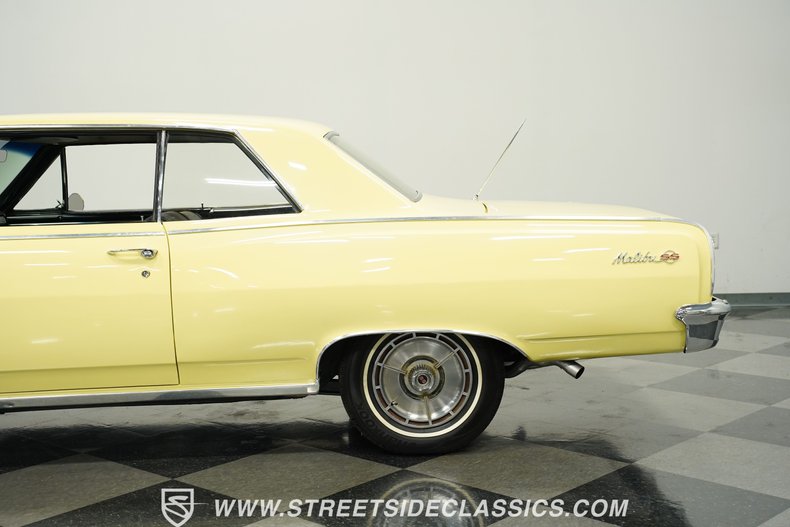 Chevrolet-Chevelle-1964-Butternut-Yellow-Black-26