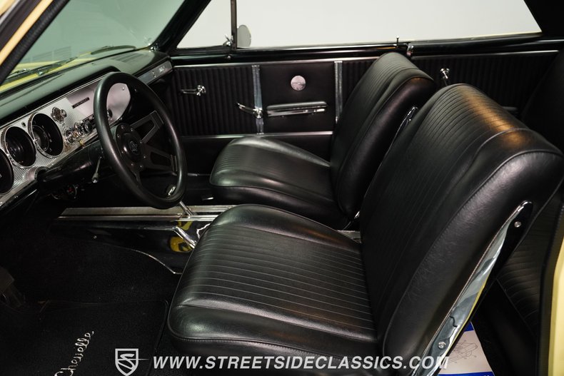 Chevrolet-Chevelle-1964-Butternut-Yellow-Black-37