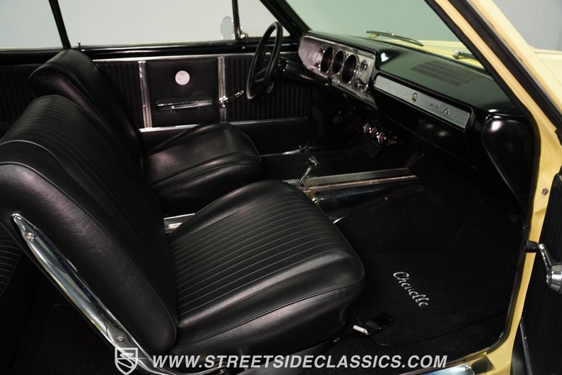 Chevrolet-Chevelle-1964-Butternut-Yellow-Black-9