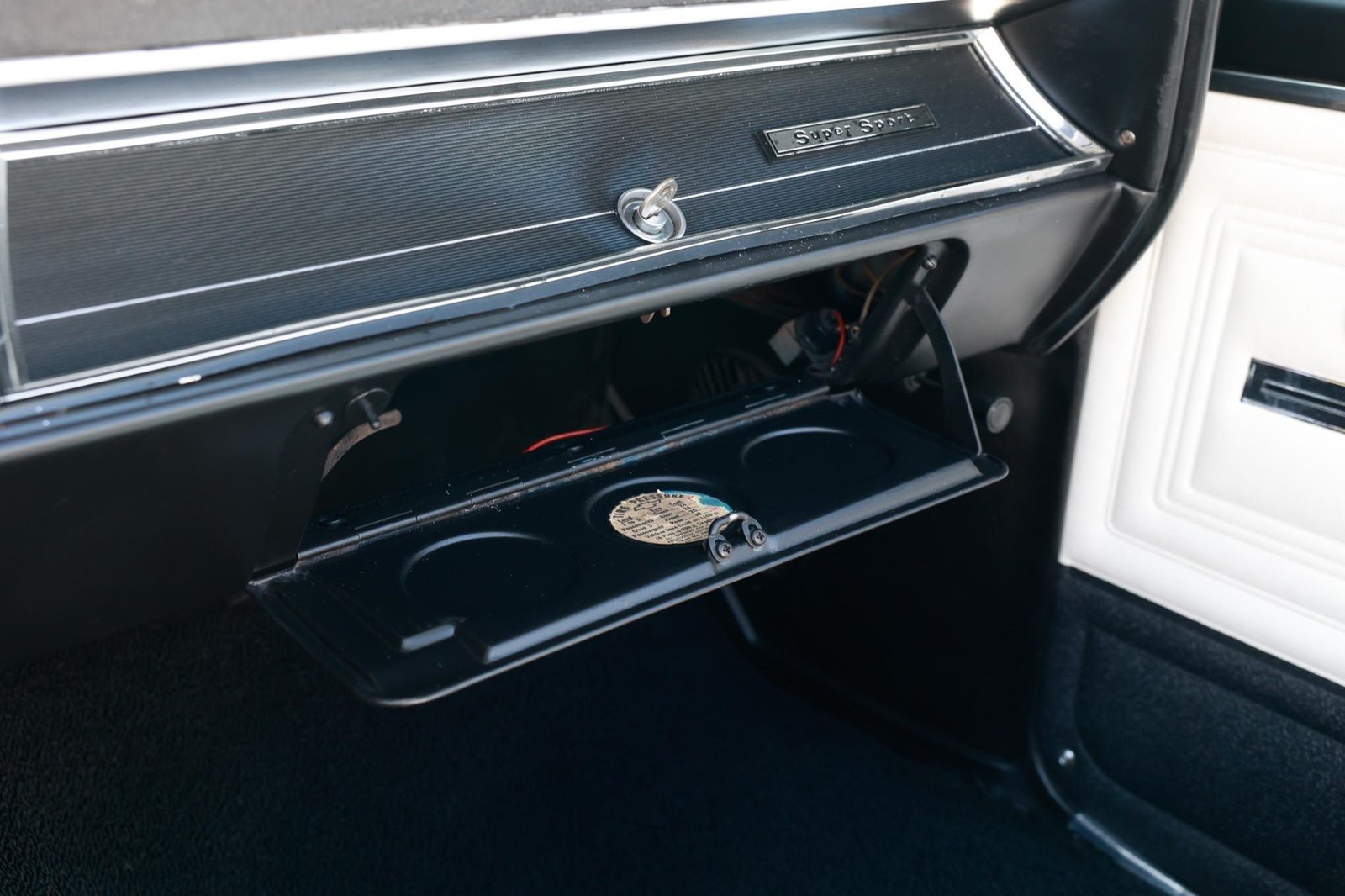 Chevrolet-Chevelle-1966-2-Door-37
