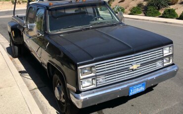 Chevrolet-Ck-truck-2wd-crew-cab-3500-1984-Black-Beige
