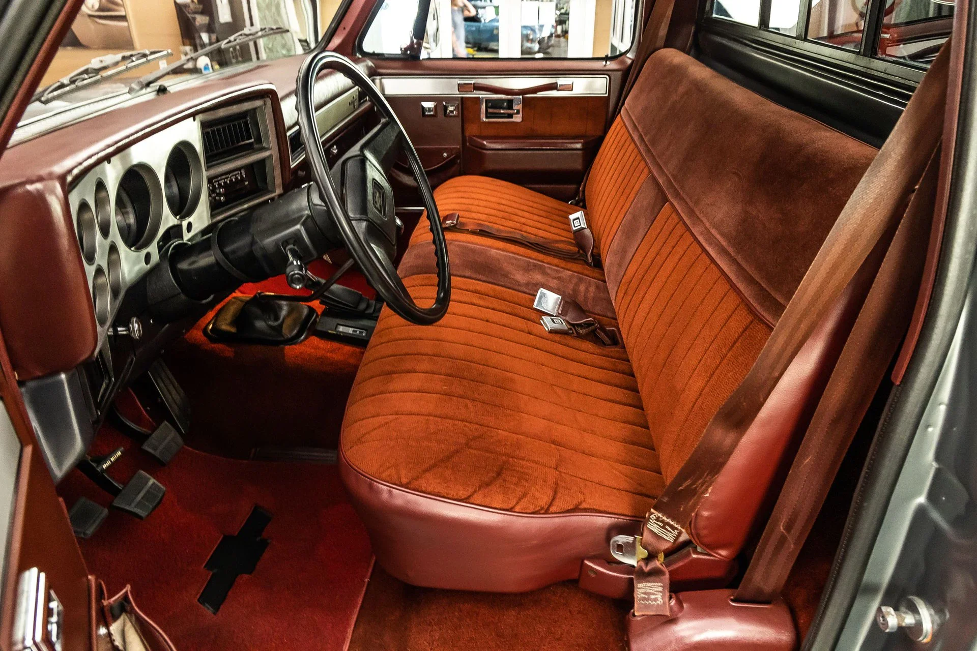 Chevrolet-Ck-truck-4x4-regular-cab-1500-1987-Gray-Burgundy