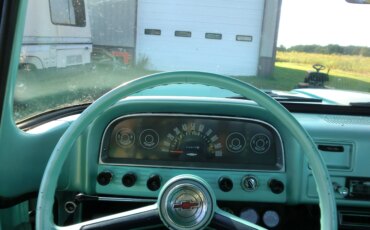 Chevrolet-Ck-truck-c10-1961-Turquoise-Blue-16