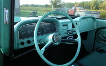 Chevrolet-Ck-truck-c10-1961-Turquoise-Blue-20
