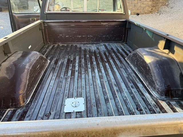 Chevrolet-Ck-truck-c10-1983-Black-Brown-21
