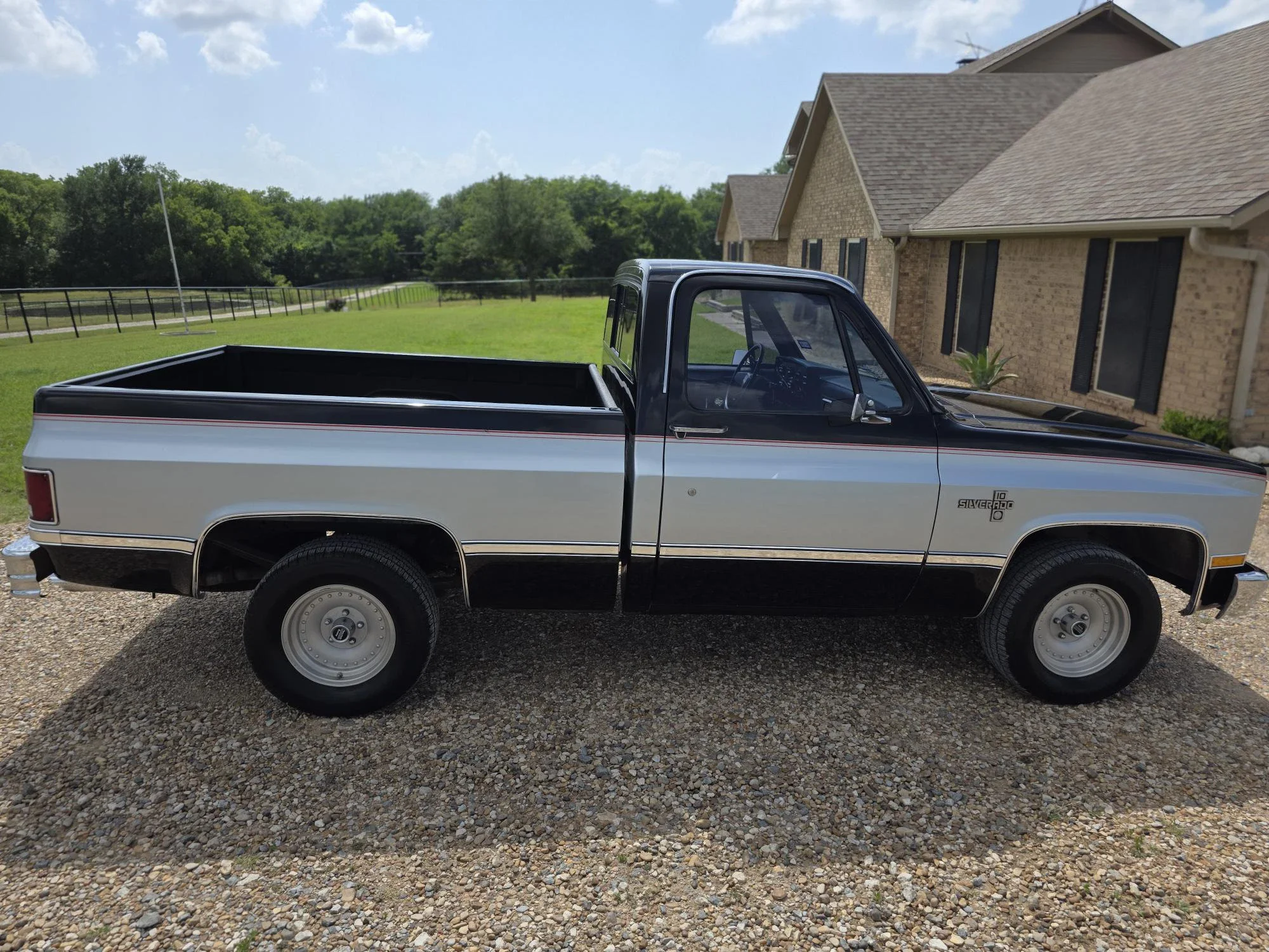 Chevrolet-Ck-truck-c10-1983-Silver-Black-2