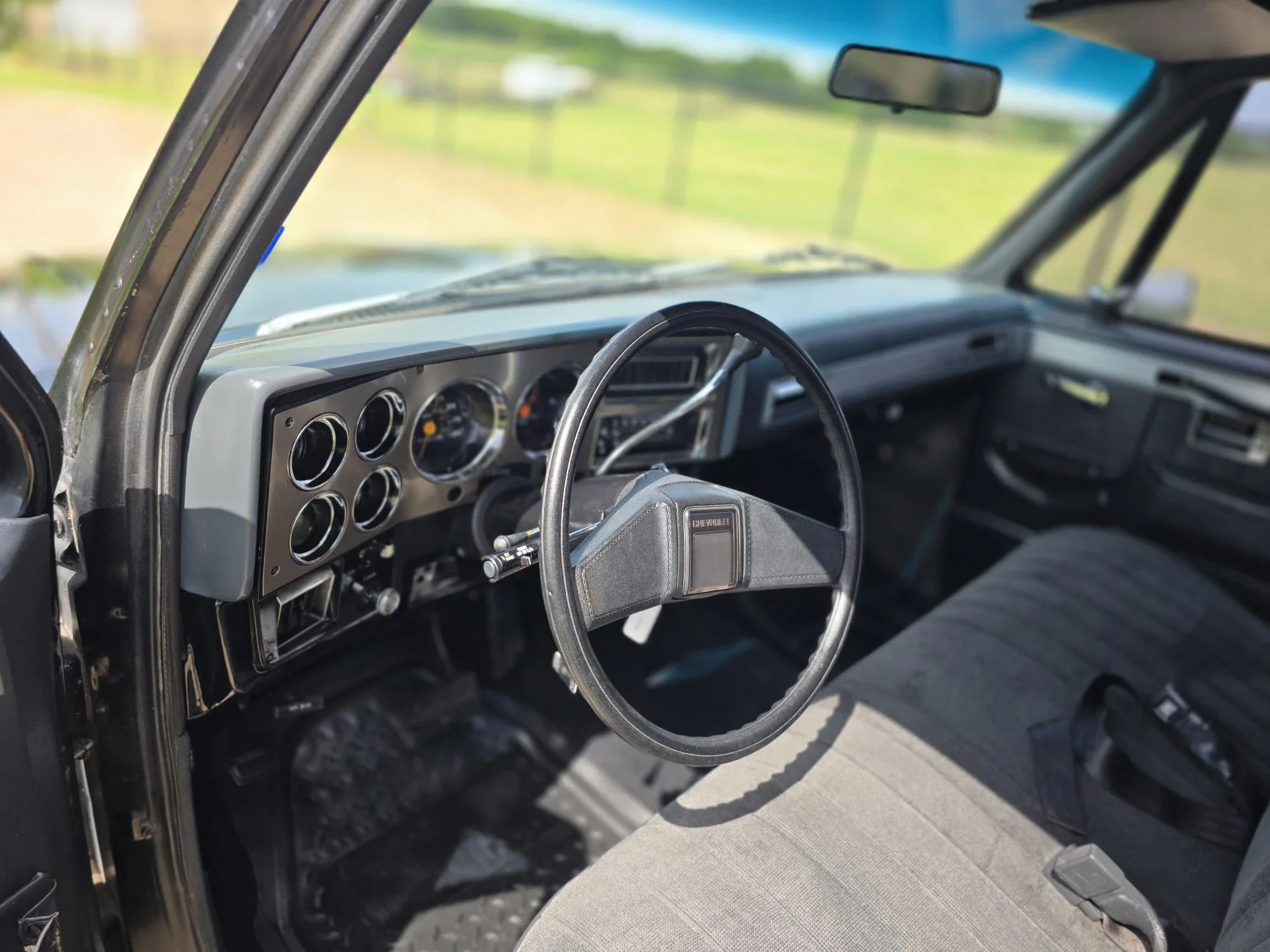 Chevrolet-Ck-truck-c10-1983-Silver-Black-3