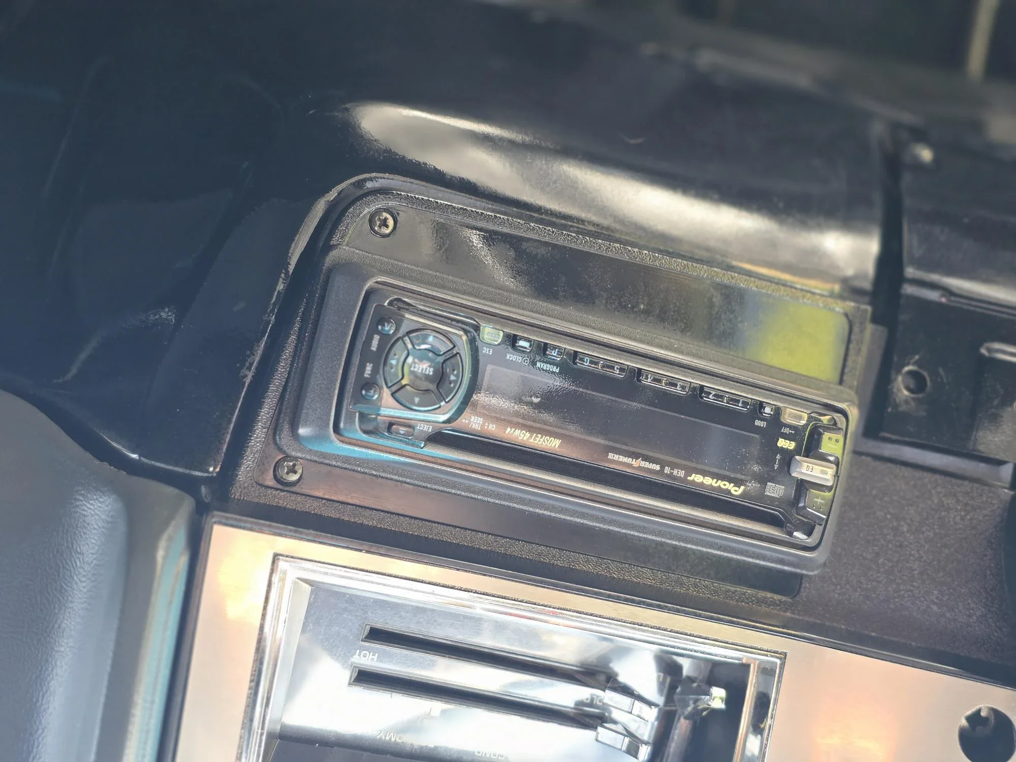Chevrolet-Ck-truck-c10-1983-Silver-Black-6