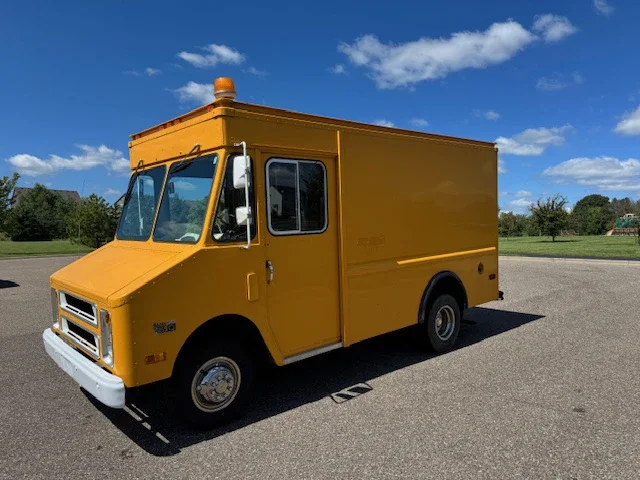 Chevrolet-Ck-truck-c30-1987-Yellow-Black