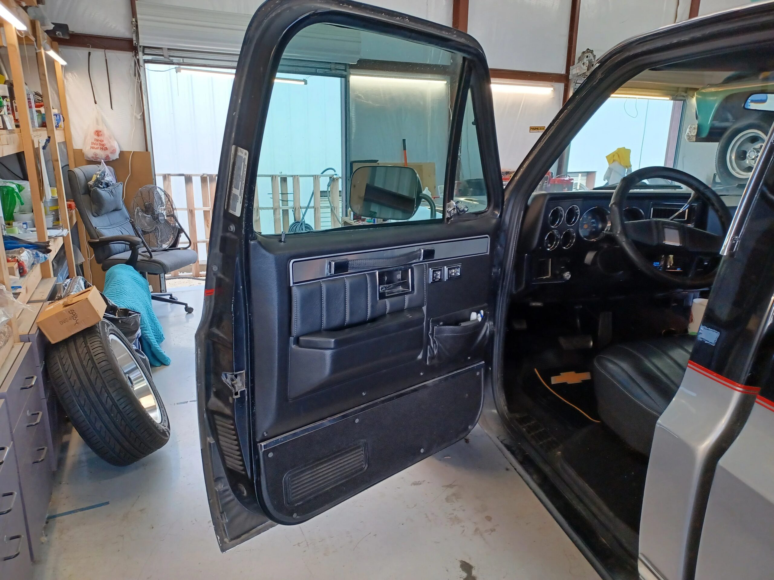 Chevrolet-Ck-truck-silverado-1982-Black-Black-14