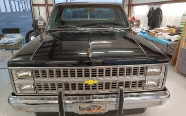 Chevrolet-Ck-truck-silverado-1982-Black-Black-2