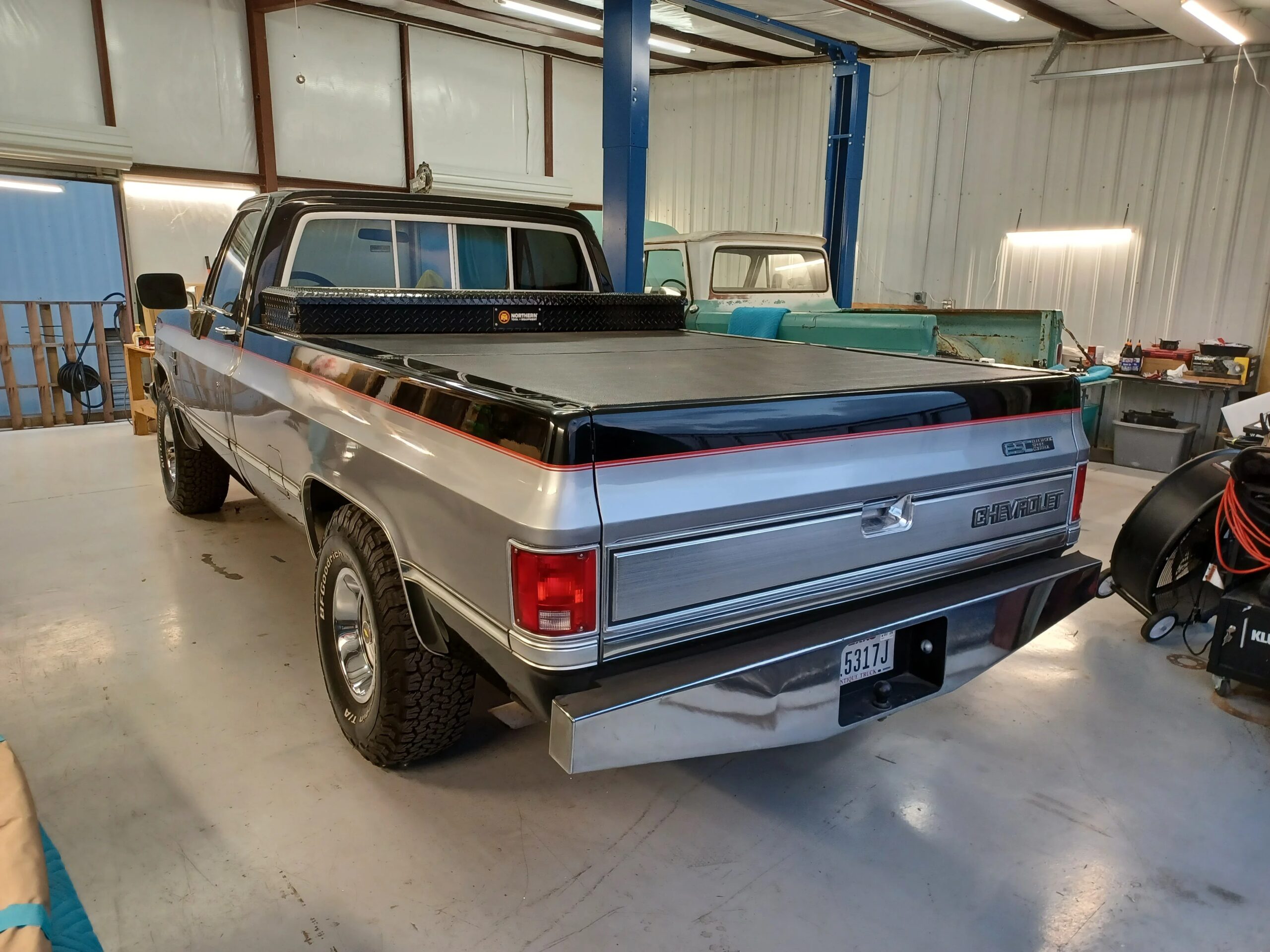 Chevrolet-Ck-truck-silverado-1982-Black-Black-24