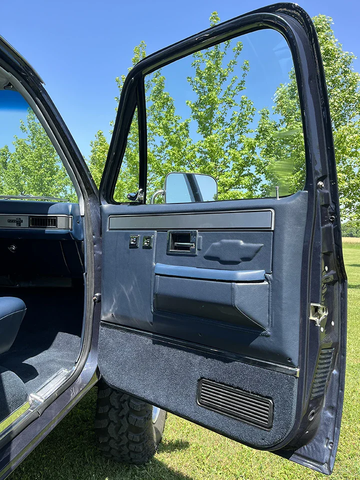 Chevrolet-Ck-truck-silverado-1983-Blue-Blue-12