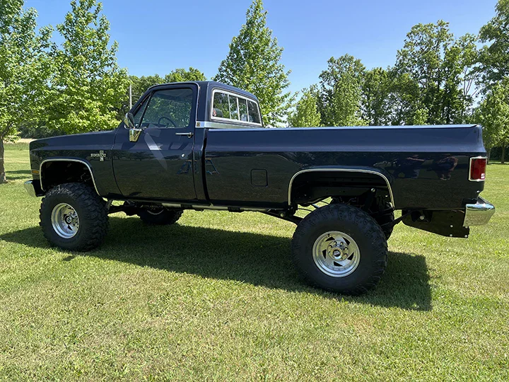 Chevrolet-Ck-truck-silverado-1983-Blue-Blue-29