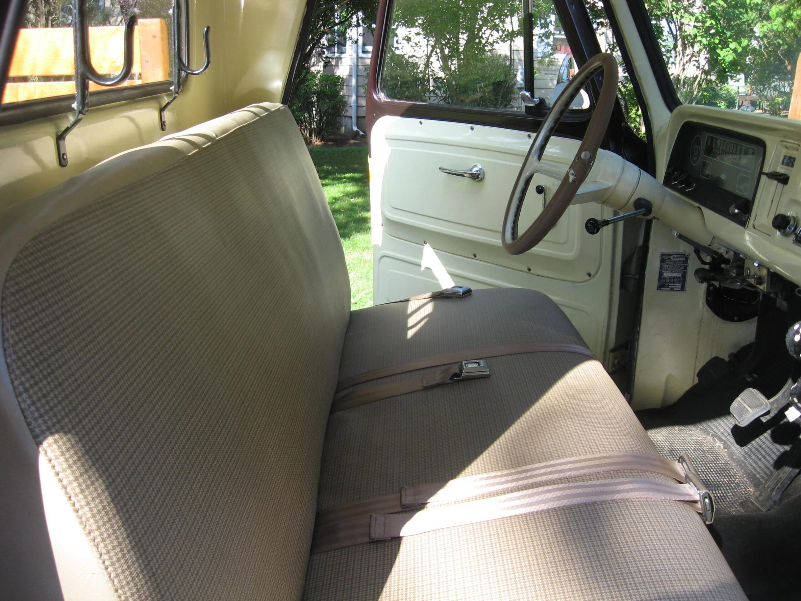 Chevrolet-Ck-trucks-1965-Beige