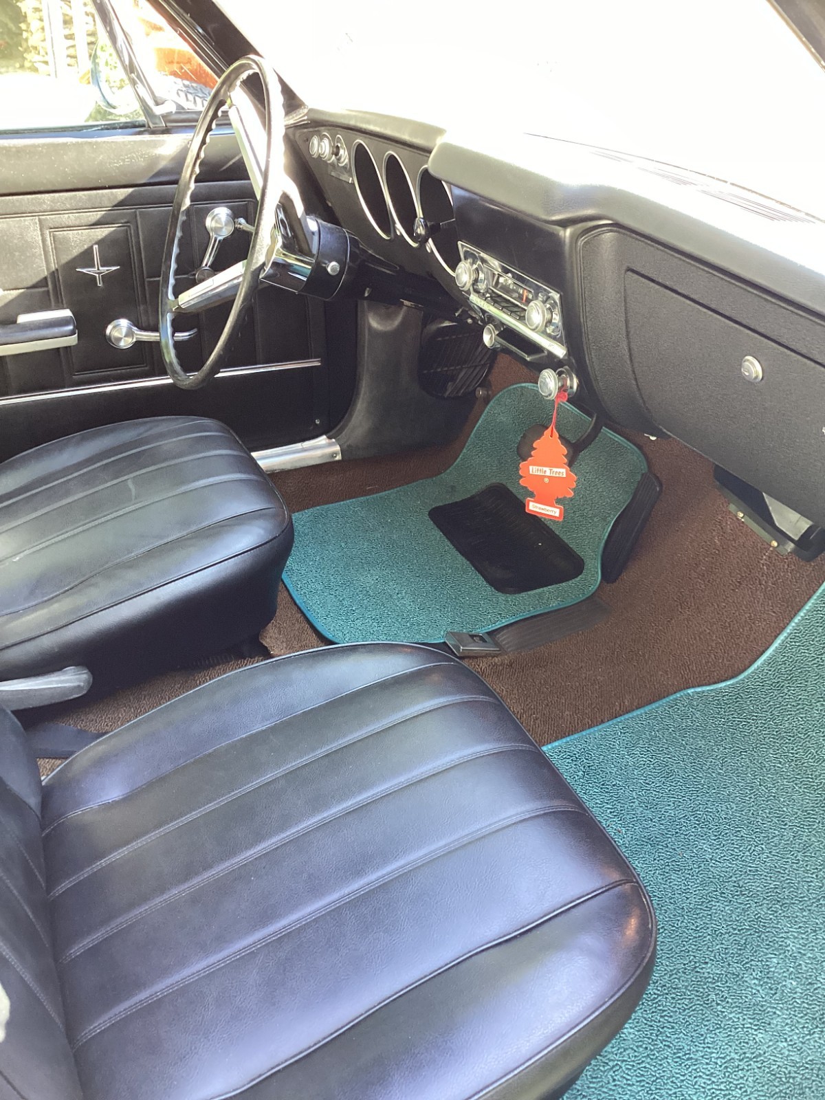 Chevrolet-Corvair-1967-Sedan-10