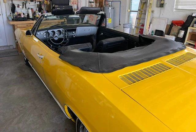 Chevrolet-Corvair-monza-convertible-1965-Yellow-Black-1