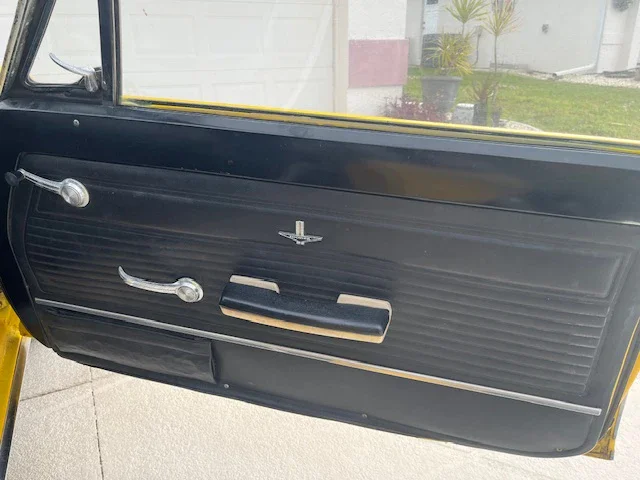 Chevrolet-Corvair-monza-convertible-1965-Yellow-Black-4