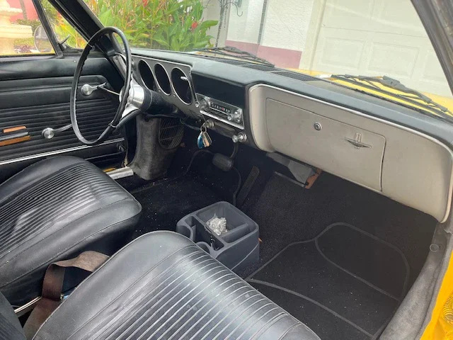 Chevrolet-Corvair-monza-convertible-1965-Yellow-Black-7