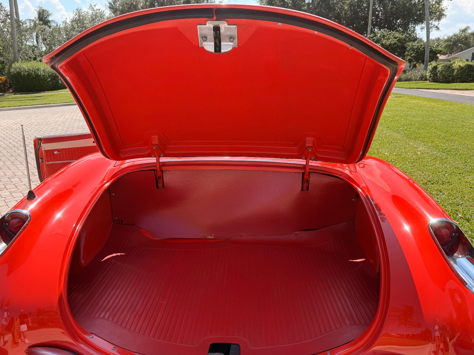 Chevrolet-Corvette-1956-Convertible-29