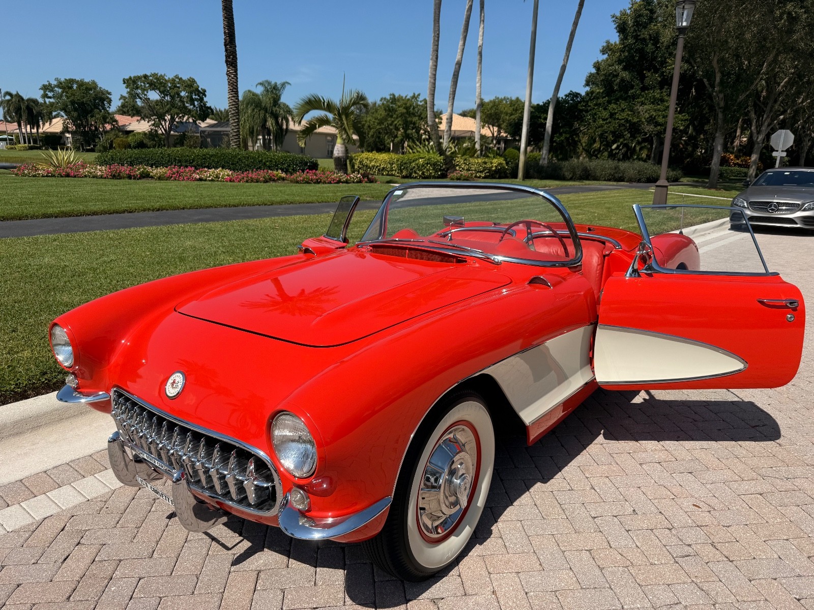 Chevrolet-Corvette-1956-Convertible-32