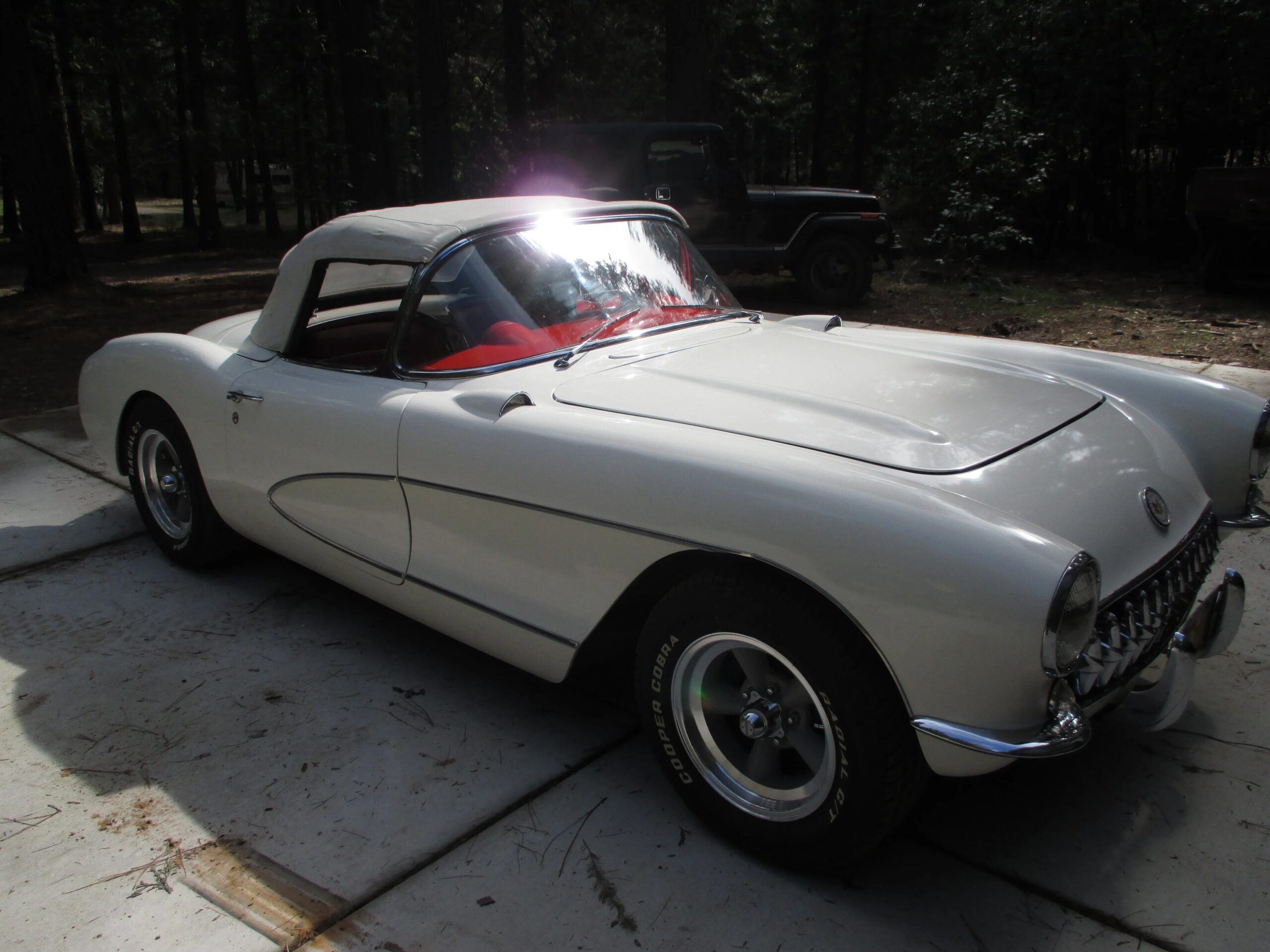 Chevrolet-Corvette-1956-White-Red-10